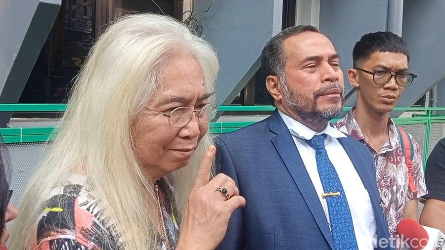 Gideon Tengker menghadiri sidang gugatan gono-gini.