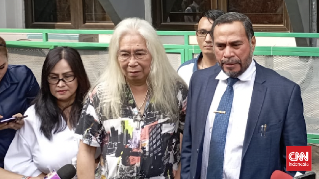 Gideon Tengker menyindir mantan istrinya, Rieta Amilia, yang absen sidang pertama gugatan perdata di PN Jaksel, Kamis (22/6). 