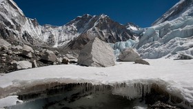 FOTO: Bumi Memanas Buat Gletser Himalaya Makin 'Gundul'
