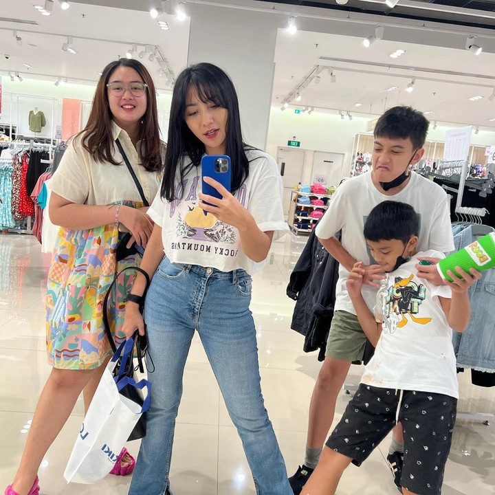 <p>Tak cuma disebut bak ABG, Hesti dan anak-anaknya pun disebut bersaudara alias kakak adik. "Ah ini mah 4 bersaudara kali ya, bukan antara ortu dan anak," tutur @akew***.  (Foto: Instagram @hestipurwadinata)<br /><br /><br /></p>