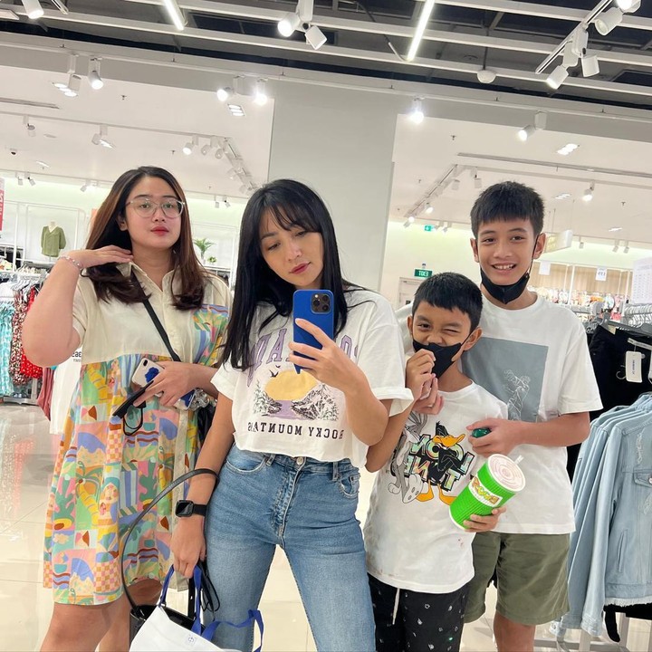 <p>Melalui media sosial, Hesti sering membagikan potret bersama anak-anaknya, nih. Salah satu yang menarik perhatian yakni ketika mereka sedang menghabiskan waktu bersama. (Foto: Instagram @hestipurwadinata) <br /><br /><br /></p>
