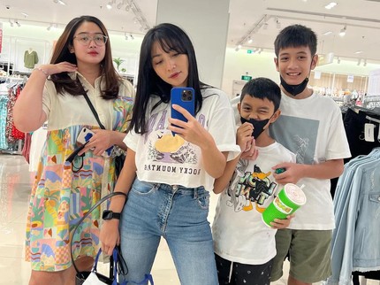 5 Potret Hesti Purwadinata Bareng Tiga Anak, Sering Dipuji Bak ABG Seperti Adik Kakak