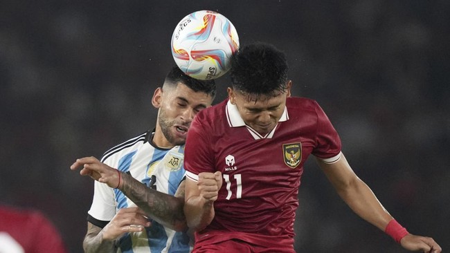 Bintang Argentina, Cristian Romero mengunjungi Bali setelah bertanding menghadapi Timnas Indonesia di SUGBK, Senin (19/6).