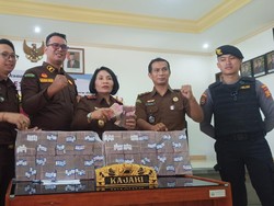 Kejari Tabanan Pamer Tumpukan Uang Rp 1,92 Miliar Kasus Korupsi DAPM