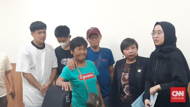 Celia Veloso berkunjung ke lapas bersama suaminya, Cesar Veloso, dan kedua anak Mary Jane, Mark Daniel Candeliaria dan Mark Darren Candeliaria.