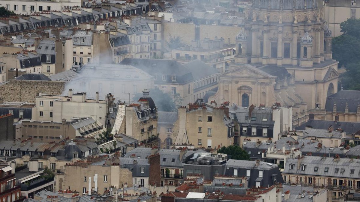 FOTO: Geger Ledakan Besar Hancurkan Sekolah Mode di Pusat Kota Paris