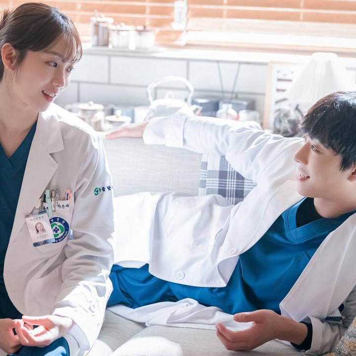 7 Potret Lee Sung Kyung & Ahn Hyo Seop Jadi Dokter 'Bucin' di Drama