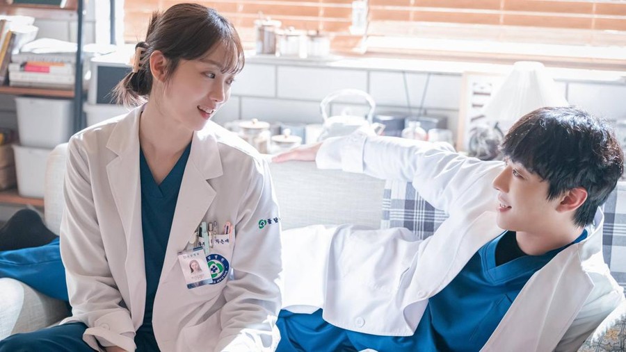 Lee Sung Kyung dan Ahn Hyo Seop di drama Korea Dr Romantic Lee Sung Kyung dan Ahn Hyo Seop di drama Korea Dr Romantic