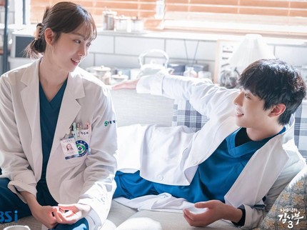 7 Potret Lee Sung Kyung & Ahn Hyo Seop Jadi Dokter 'Bucin' di Drama Korea Dr. Romantic
