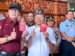 Yasonna Didampingi Gubernur Bali Bagikan Selebaran Dos and Dont ke Wisman