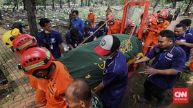 FOTO: Memakamkan Fajri yang Berbobot 300 Kg di TPU Menteng Pulo