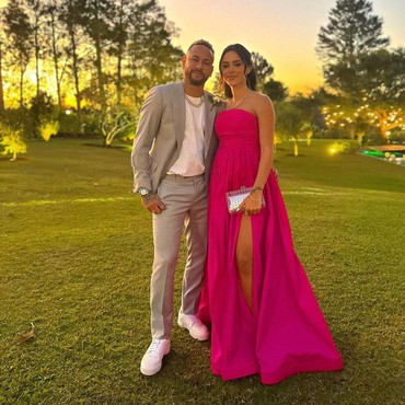 Isu Selingkuh, 7 Potret Neymar & Pacar yang Sedang Hamil