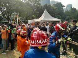Momen Pemakaman Pria BB 300 Kg di TPU Menteng Pulo, Dibantu Damkar-Basarnas