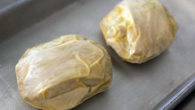 Daging ayam buatan yang dibuat dari dari sel dan dibudidayakan kini mulai jadi menu di Bar Crenn di San Francisco, Amerika Serikat (AS).