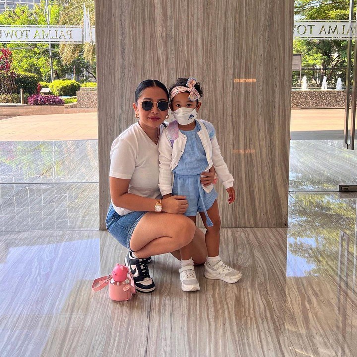 <p>"Walaupun Gewa pakai masker tetap kelihatan cantik, akhirnya penasaran terobati sedikit kalau wajah Gewa perpaduan ayah bundanya," kata seorang netizen. <em>"Aduhh cantiknya Nona Gewa. Matanya itu lohhh. Sehat selalu ya Gewa dan mom-nya,"</em> tulis yang lainnya. (Foto: Instagram: @mutia_ayuu)</p>