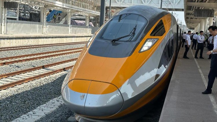 Potret Kereta Cepat Jakarta-Bandung Melesat 350 Km/Jam