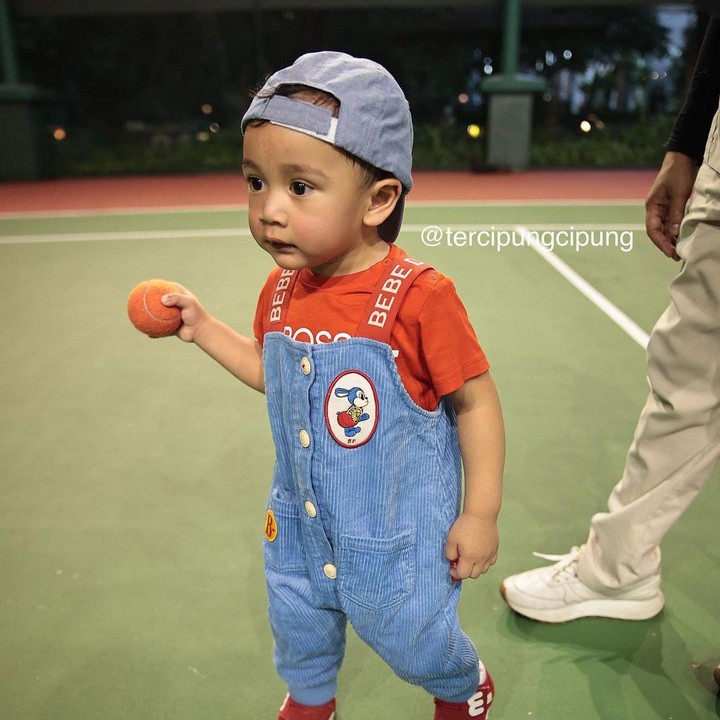 <p>Cipung juga terlihat menggemaskan ketika mengenakan <em>overall</em> warna jeans dengan dalaman kaos warna terakota. Gayanya terlihat sangat <em>sporty</em> dengan aksesoris topi dan bola kasti. (Foto: Instagram: @tercipungcipung)</p>