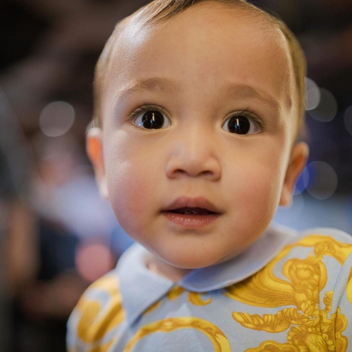 <p>Sering disebut bayi sultan, Cipung juga pernah berpose dengan mengenakan kaos bermerek ternama Versace. OOTD-nya ini pun membuat netizen salah fokus. <em>"Cipung dengan kemeja Versace-nya sangat cutest overload, bener bener bayi Sultan tergemashh abad ini,"</em> tulis seorang netizen. (Foto: Instagram: @tercipungcipung)</p>