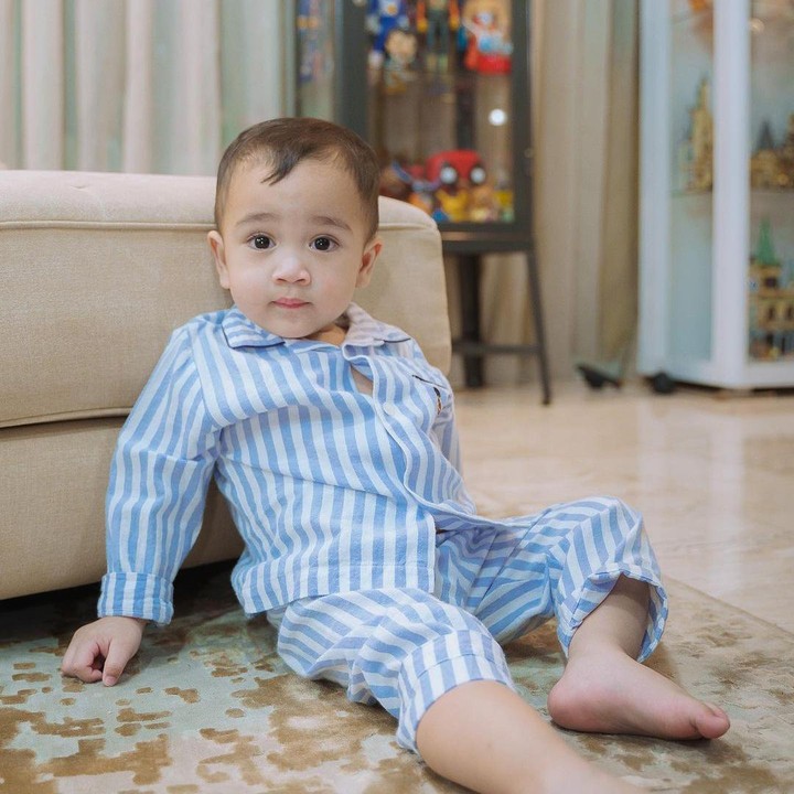 <p>Tak hanya saat berpergian saja, Cipung juga terlihat <em>fashionable</em> meski hanya mengenakan setelan piyama panjang yang nyaman. Piyama bermotif garis-garis biru putih ini membuat anak Raffi Ahmad dan Nagita Slavina ini tetap keren, ya! (Foto: Instagram: @raffinagita1717)</p>