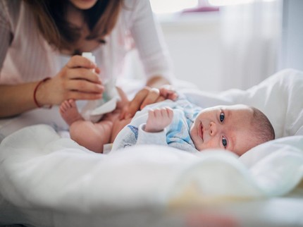 Adakah Cara Memperbaiki & Mengecilkan Pusar Bodong pada Bayi?