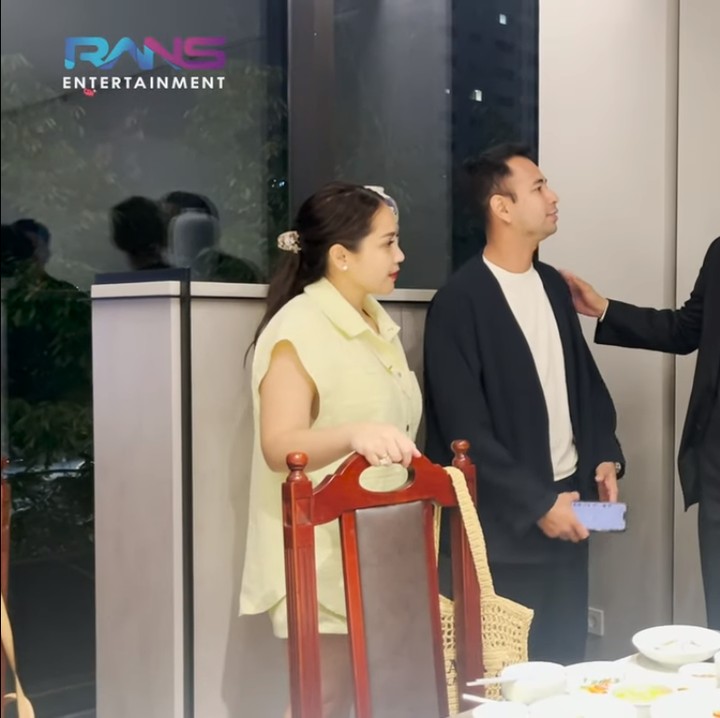 <p>Beberapa waktu yang lalu, Nagita Slavina dan Raffi Ahmad bertolak ke Korea untuk mengisi sebuah acara, Bunda. Siapa sangka, di sana mereka kembali bertemu dengan Choi Siwon. (Foto: YouTube Rans Entertainment)<br /><br /><br /></p>
