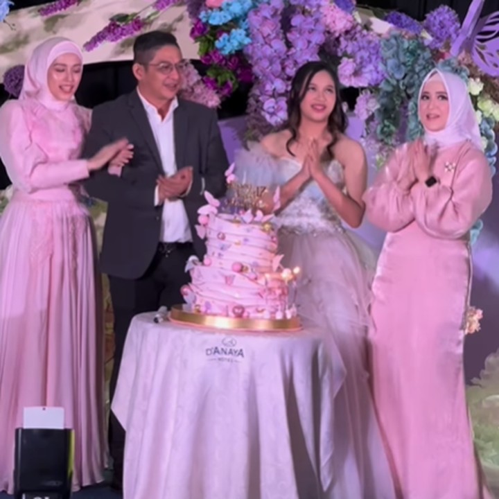 <p>Adelia dan Okie terlihat sangat akur ketika naik ke atas panggung dan menyanyikan lagu ulang tahun bersama Pasha dan Shakinah. (Foto: Instagram @adeliapasha)</p>