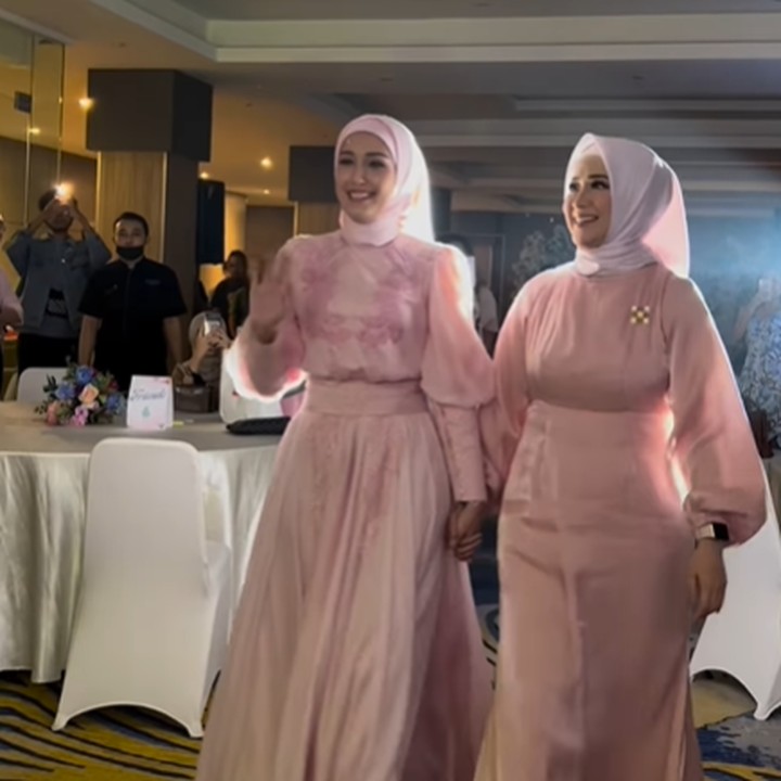 <p>Pesta <em>sweet seventeen</em> Shakinah terasa semakin spesial dengan kehadiran kedua ibunda, Adelia Wilhelmina dan Okie Agustina. Keduanya tampak saling bergandengan tangan ketika menghadiri pesta ulang tahun sang putri. (Foto: Instagram @adeliapasha)</p>