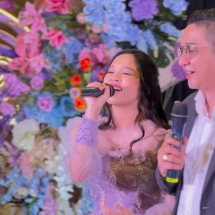 <p>Di momen istimewa itu, Shakinah juga berduet bersama sang ayah Pasha Ungu. Tampaknya ulang tahun Shakinah yang ke-17 akan menjadi momen yang <em>memorable</em> ya, Bunda? (Foto: Instagram @adeliapasha)</p>