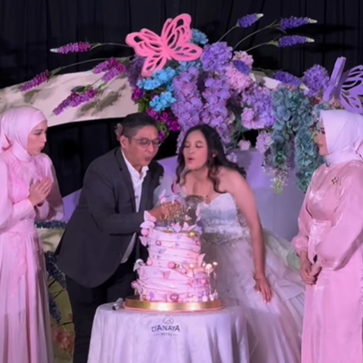 <p>Mereka juga bersama-sama meniup lilin di atas kue ulang tahun sang putri. Kompak dan harmonis ya? (Foto: Instagram @adeliapasha)</p>
