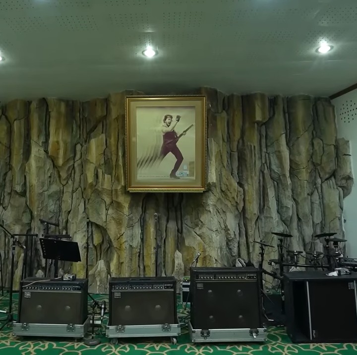 <p>Di ruangan ini, Rhoma Irama juga memajang sejumlah potret dirinya yang legendaris. Interiornya diberi sentuhan alami dari bebatuan yang melapisi tembok. (Foto: YouTube Taulany TV)</p>