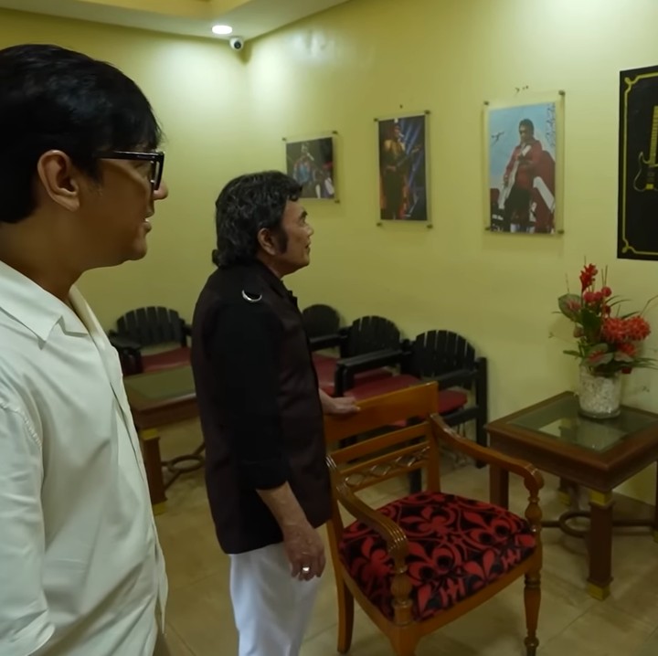 <p>Sementara itu di bagian depan, Rhoma Irama memasang sebuah dekorasi dengan teks yang berbunyi '<em>Music is not just for fun, but it has a responsibility to Allah and human beings</em>'. Sebab menurut Rhoma Irama, musik memiliki kekuatan untuk mengubah seseorang. "Orang bisa jadi baik atau jahat karena musik itu sendiri," ujarnya. (Foto: YouTube Taulany TV)</p>