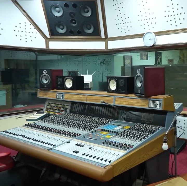 <p>Rhoma Irama merupakan penyanyi dangdut legendaris Tanah Air. Sukses berkaier di bidang musik, Rhoma Irama telah membangun studio rekaman miliknya sendiri. (Foto: YouTube Taulany TV)</p>