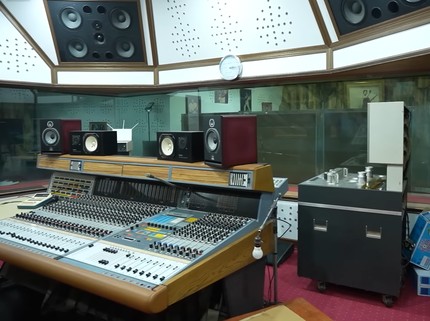 7 Potret Studio Musik dan Kantor Rhoma Irama yang Megah dan Luas