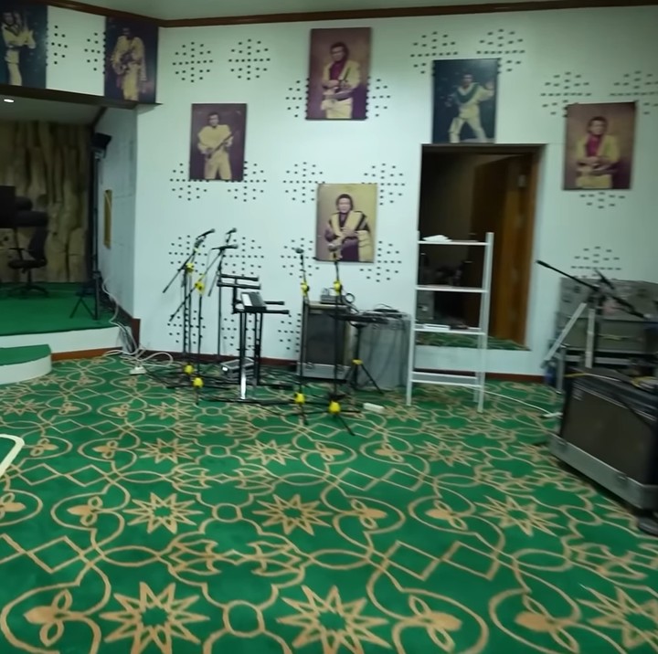 <p>Ruangan utama studio musik Rhoma Irama dilapisi dengan karpet hijau berukuran besar. Di sini, terdapat berbagai alat musik yang sering digunkan saat latihan. (Foto: YouTube Taulany TV)</p>