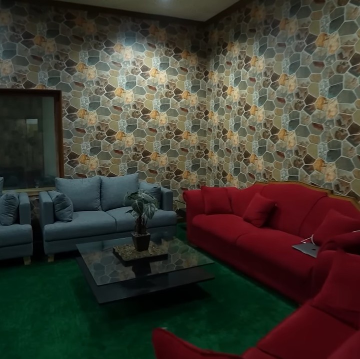 <p>Studio musik Rhoma Irama sangat megah dan memiliki interior yang mewah, Bunda. Terdapat sofa untuk bersantai di sela-sela proses rekaman musik. (Foto: YouTube Taulany TV)</p>
