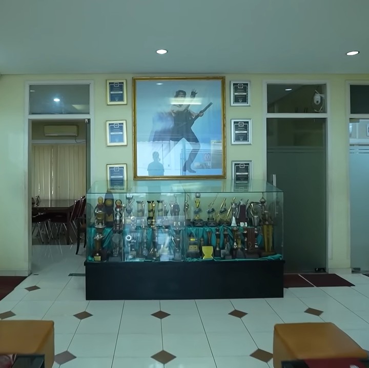 <p>Selain studio, tempat ini juga dijadikan sebagai kantor untuk para karyawan Rhoma Irama. Di bagian depan, ada ruangan khusus untuk memamerkan berbagai penghargaan yang diterima Rhoma Irama selama berkarier di bidang musik. (Foto: YouTube Taulany TV)</p>