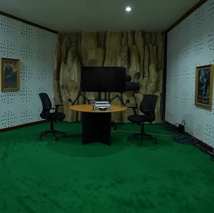 <p>Selain ruang mixer dan alat musik, Rhoma Irama juga membangun ruangan khusus untuk aktivitas podcast. (Foto: YouTube Taulany TV)</p>