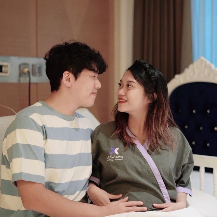 <p>Kabar bahagia datang dari pasangan YouTuber Indonesia-Korea TaraWoni. Sang istri Tara Erin melahirkan anak keduanya pada Senin, 19 Juni 2023. (Foto: Instagram @nafaspertama @taraerind)</p>