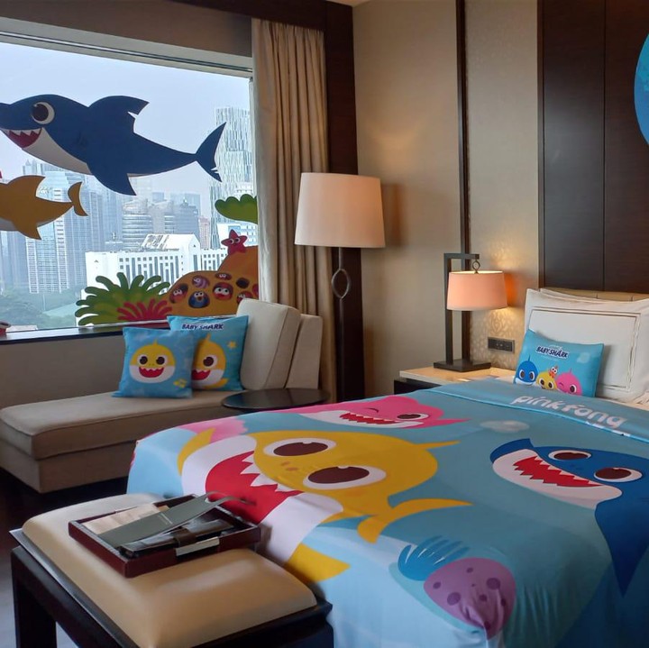 <p>Selain kafe, Bunda bersama Si Kecil bisa <em>staycation</em> di kamar khusus yang bertema Pinkfong dan Baby Shark, Bunda. Di setiap sudut ruangan, Bunda dan Si Kecil akan menemukan berbagai karakter bawah laut yang menggemaskan. (Foto: Amira/HaiBunda)</p>