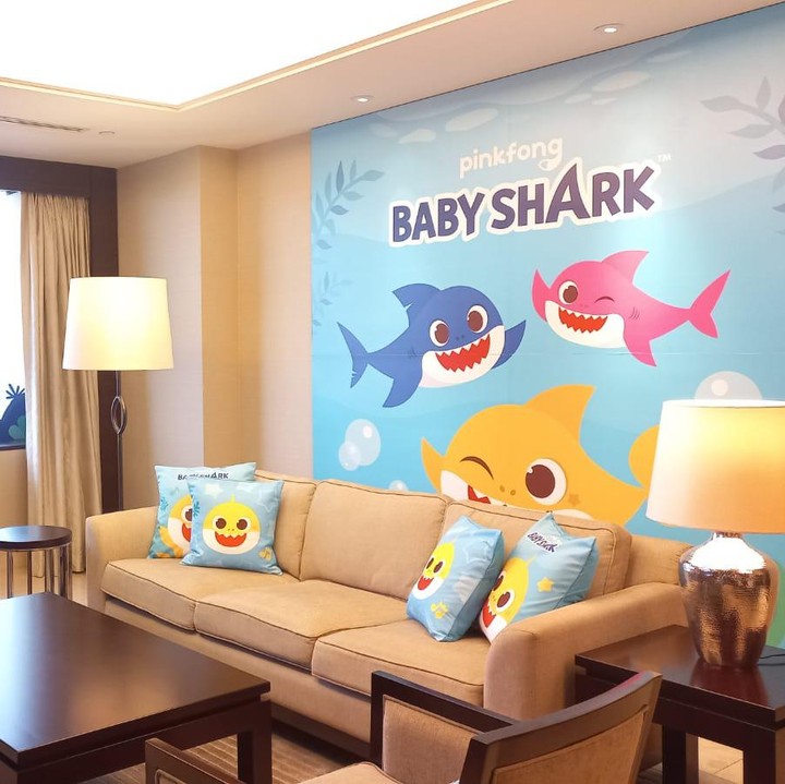 <p>Di kamar tersebut juga tersedia mainan dan <em>merchandise</em> khusus Pinkfong dan Baby Shark, lho. Nah, Bunda tertarik untuk mengajak Si Kecil liburan ke sini? Selamat berlibur. (Foto: Amira/HaiBunda)</p>
