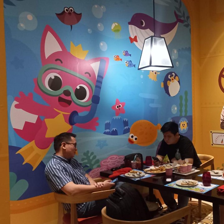 <p>Bunda bisa mengajak Si Kecil untuk menikmati berbagai hidangan lezat yang terinspirasi dari berbagai karakter di Pinkfong dan Baby Shark, lho. Harga makanan di kafe ini mulai dari Rp60.000. (Foto: Amira/HaiBunda)</p>