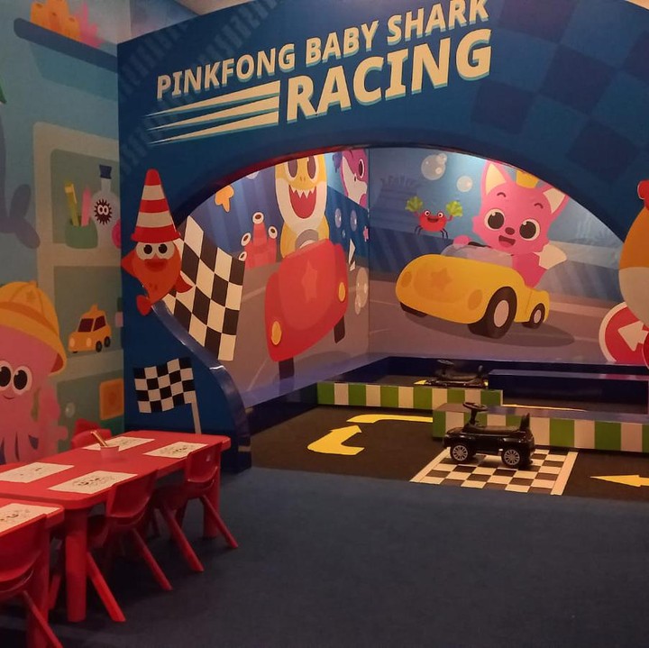 <p>Di sini juga akan tersedia ragam <em>merchandise</em> serta mainan Pinkfong dan Baby Shark yang telah dikurasi khusus untuk para tamu yang datang. Kafe ini buka setiap hari mulai pukul 12.00 hingga 22.00 WIB di hari Senin sampai Jumat. Sedangkan di <em>weekend</em> mulai pukul 09.00 hingga 22.00 WIB. (Foto: Amira/HaiBunda)</p>