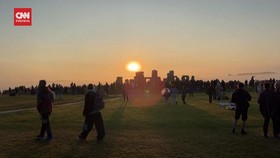 VIDEO: Ribuan Warga Berkumpul Lihat Matahari Terbit di Stonehenge