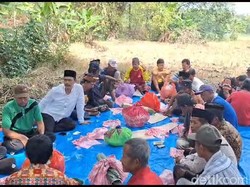 Tradisi Sebar Uang Udik-udikan Wujud Syukur-Bahagia Warga Bojonegoro
