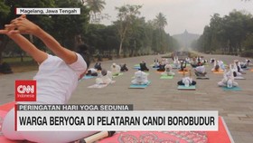 VIDEO: Warga Beryoga di Pelataran Candi Borobudur