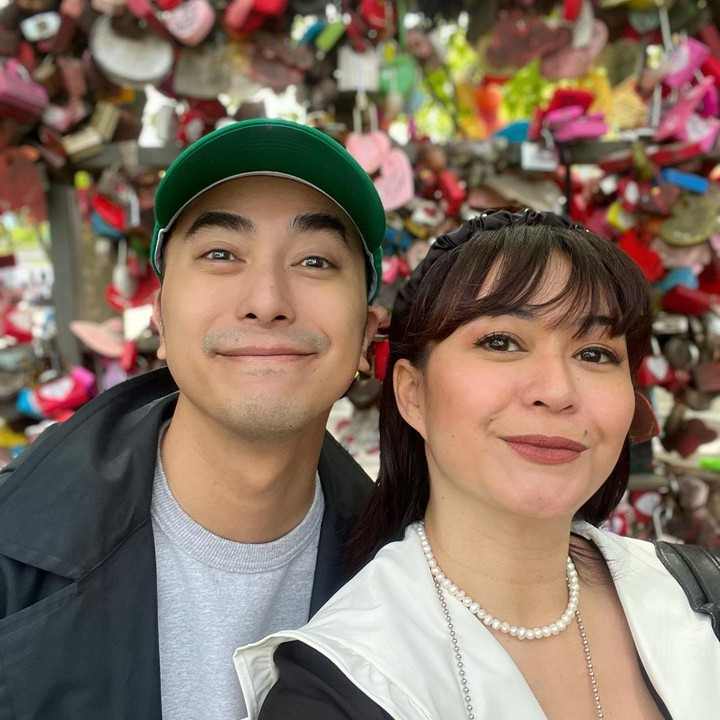 <p>Setelah lebih dari 20 tahun menjalani kehidupan rumah tangga, Kenes Andari dan Winky Wiryawan selalu terlihat harmonis, Bunda. Pasangan ini diketahui menikah pada tahun 2004. (Foto: Instagram @kenesandari)</p>