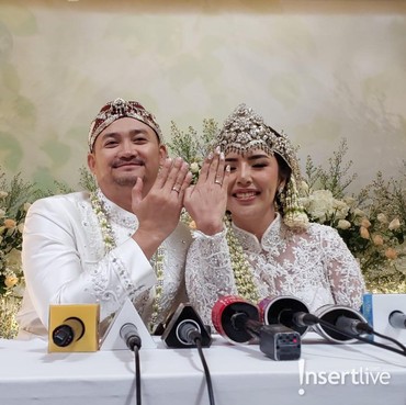 Mas Kawin Pakai Dolar, Angga Wijaya: Rupiah Kurang Seru