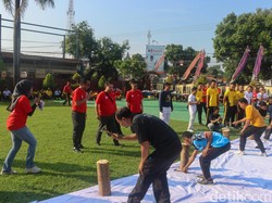 Bacaleg di Cirebon Adu Tangkas Tancap Paku di Kantor Polisi