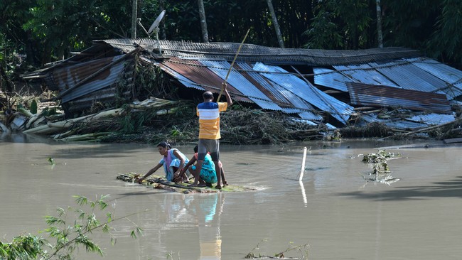 Setidaknya 15 orang tewas tersapu banjir dan tanah longsor yang menerjang kawasan utara India akibat hujan muson pada Minggu (9/7).