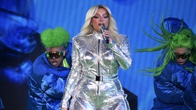 Bebe Rexha Manggung Lagi Usai Insiden Ditimpuk HP Saat Konser